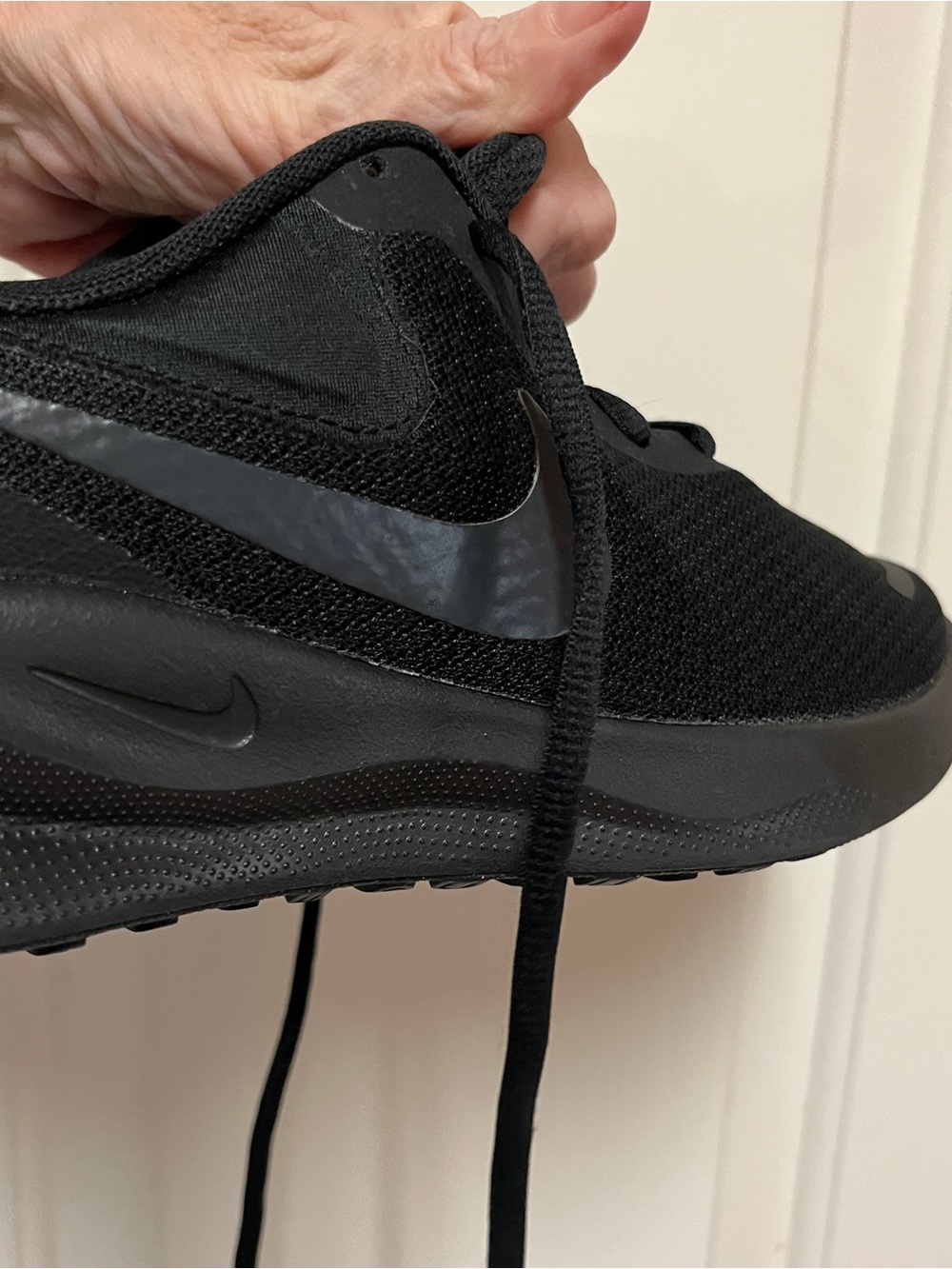 Black Nike Revolution Size 8 Women's Hardly Worn Black off Noir w OG Box